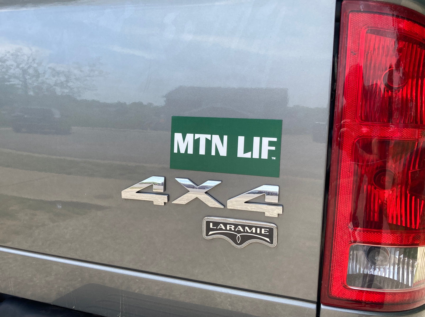 MTN LIF™ car MAGNET WHITE on dark green 3x6" Arm font